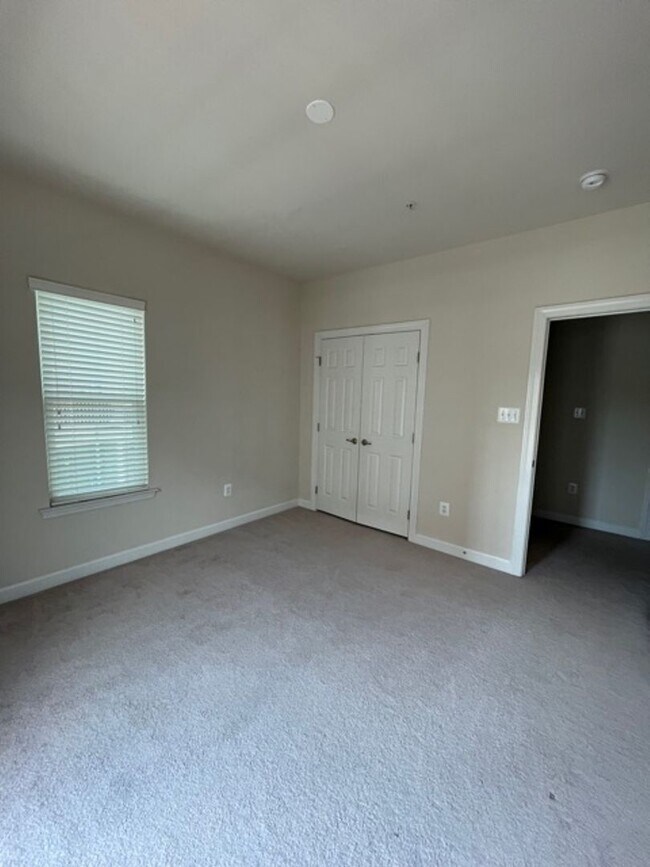 Foto del edificio - SPACIOUS 2 LEVEL CONDO IN GAITHERSBURG