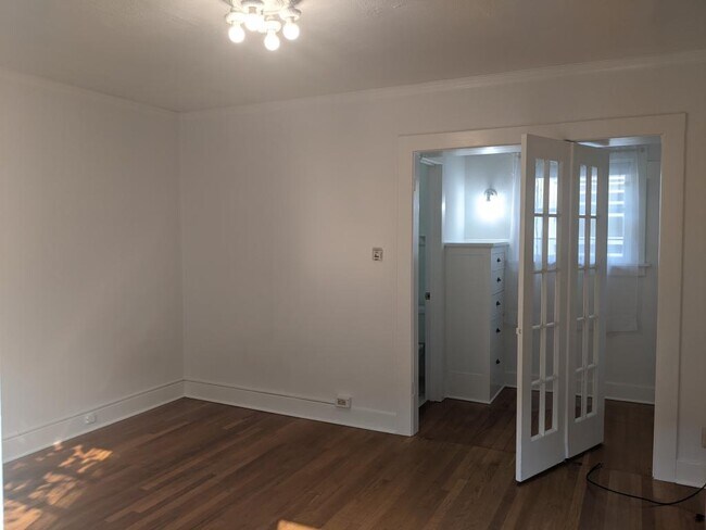 Building Photo - Broadway Court Apartments - Studio