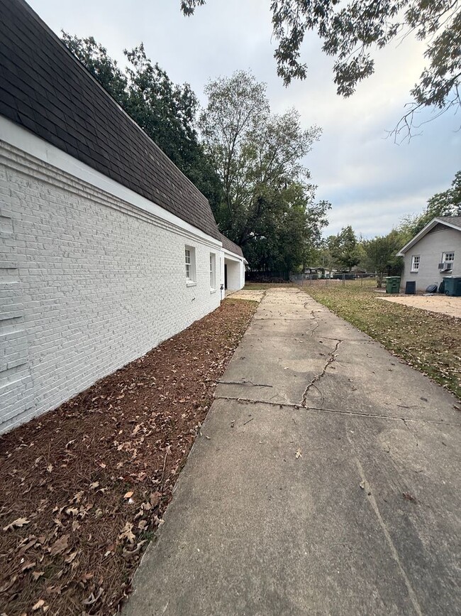 Building Photo - ** 4 Bed 2.5 Bath Located in Ridgefield** Call 334-366-9198 to schedule a self tour