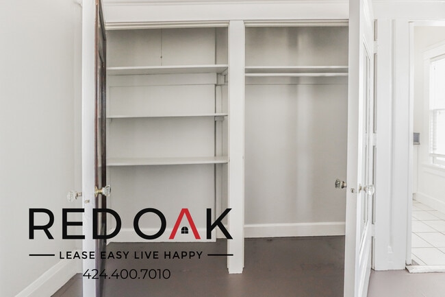 Building Photo - Gorgeous Studio with Loads of Natural Ligh...