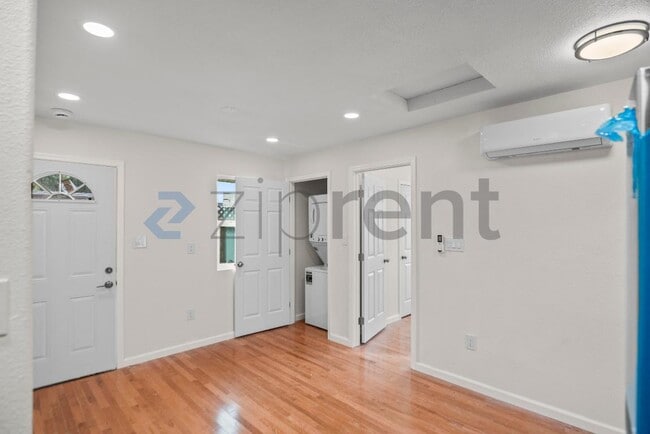 Building Photo - 4564 Angeles Ave