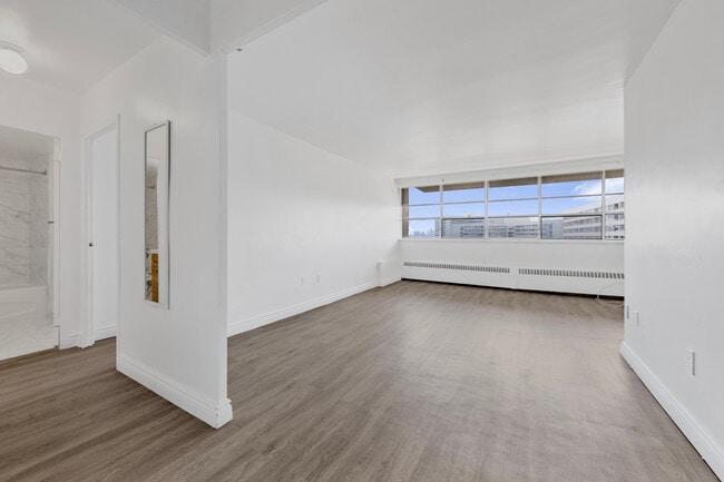 Building Photo - 65 Thorncliffe Park Dr