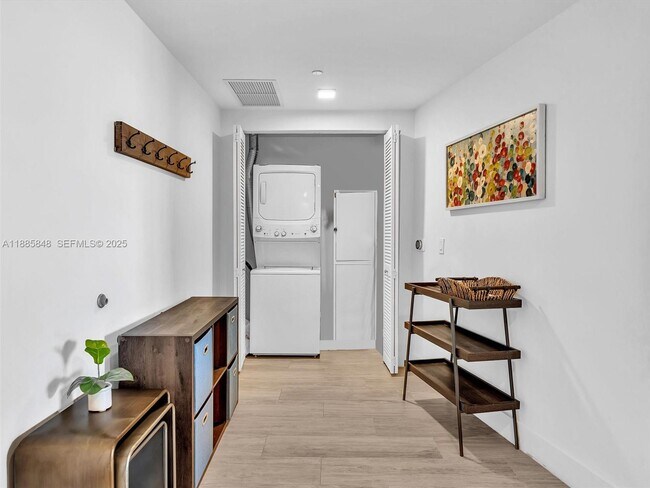 Foto del edificio - 121 NE 34th St