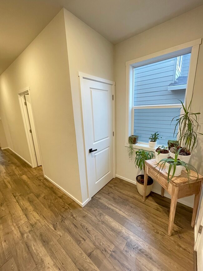 Building Photo - 6312 NE 61st Ave