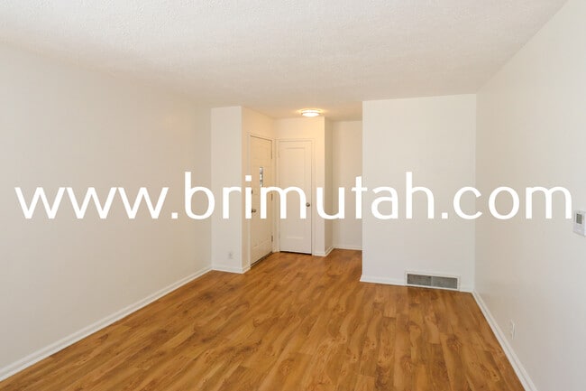 Building Photo - 1239 E Ridgedale Ln