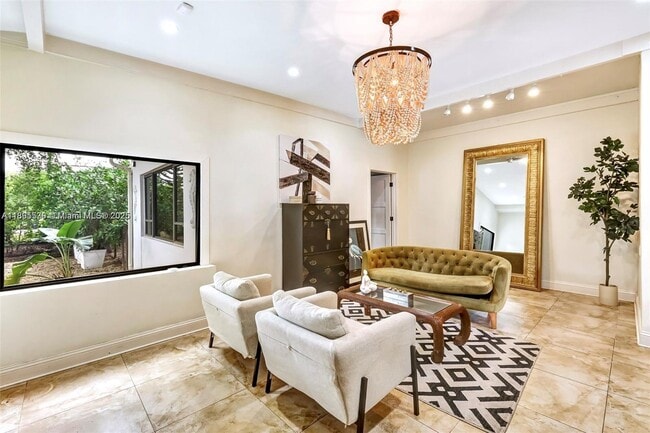 Foto del edificio - 991 NE 82nd St