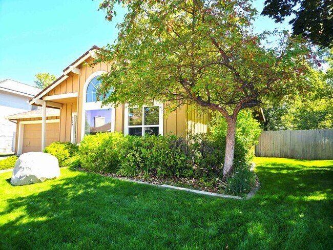Foto del edificio - Beautifully Updated 3 Bedroom 2 Bath Updat...