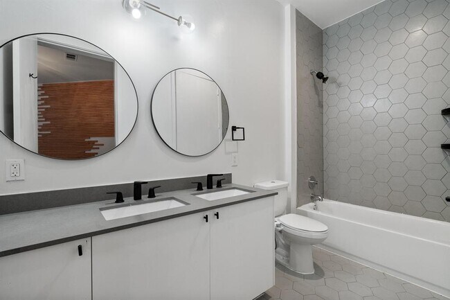 Building Photo - 800 Embassy Dr