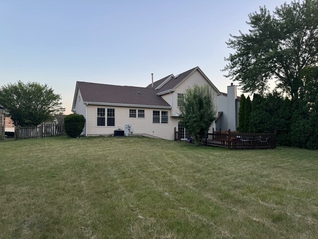 Building Photo - 2404 Kenmore Ct