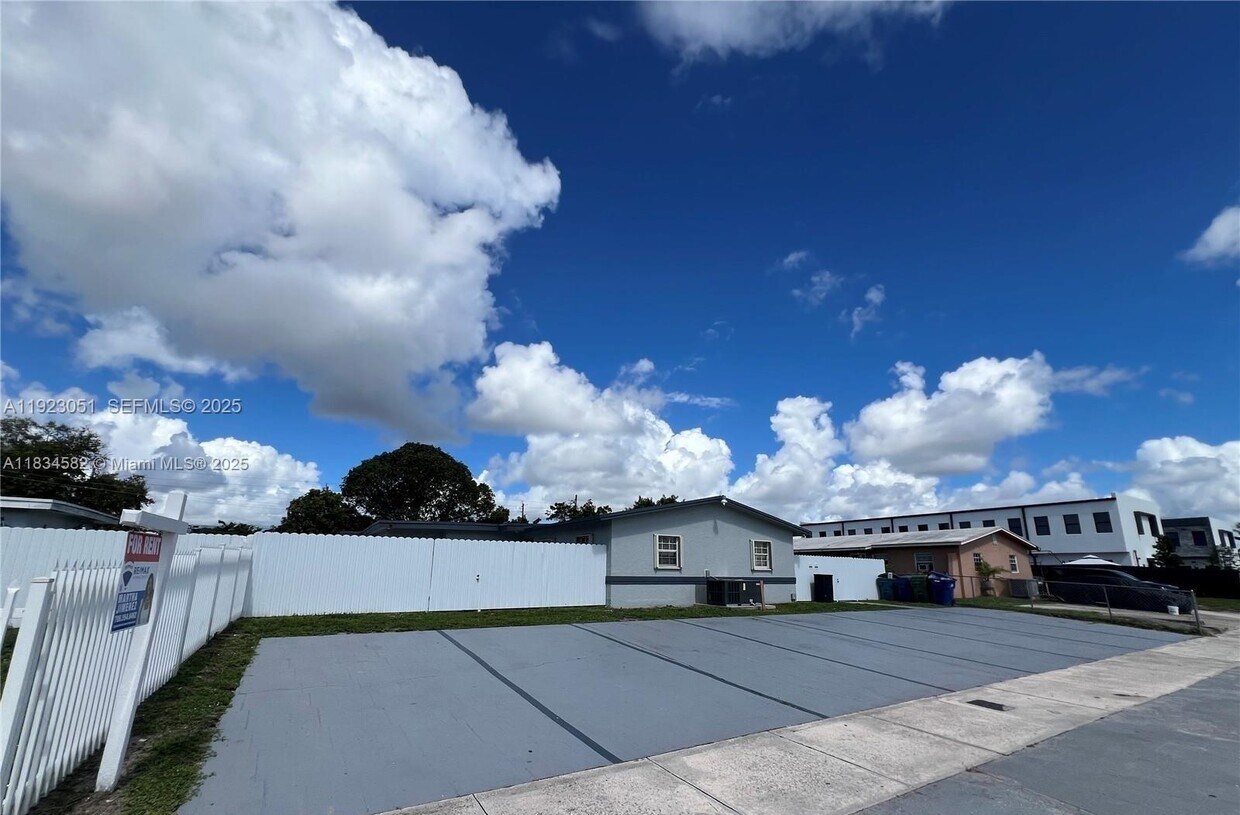 Foto principal - 19122 NW 36th Ave