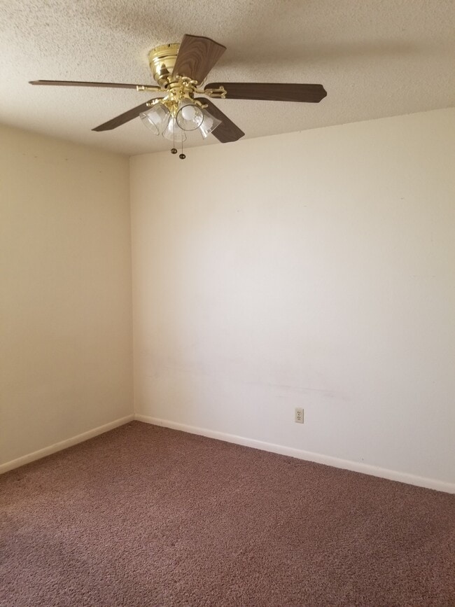 Building Photo - 3600 Hawthorne Dr