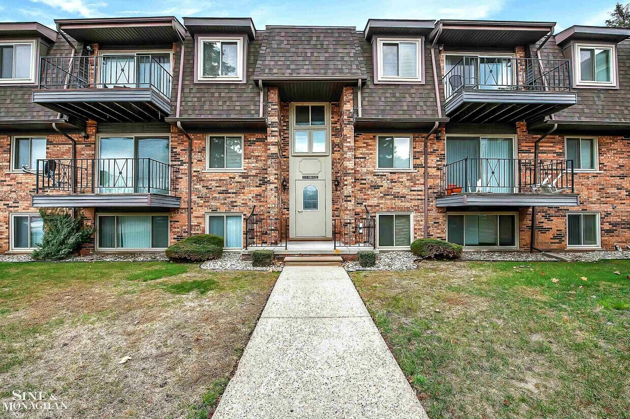 216 Riviera Dr, St. Clair Shores, MI 48080 House Rental in St. Clair