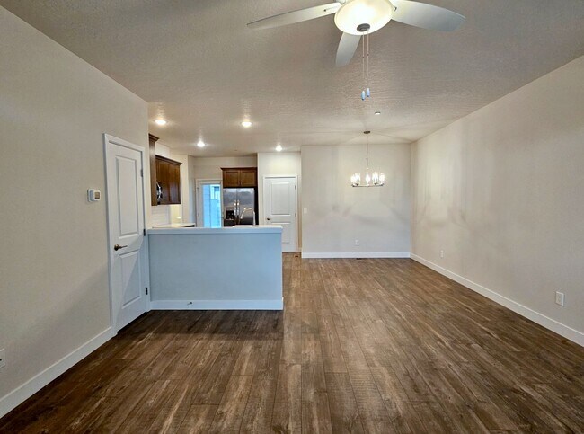 Foto del edificio - rent@crownpropertymanagement.com