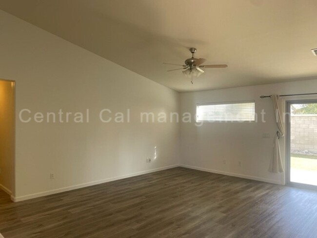 Building Photo - 4 Bedroom, 2 Bath Home in the Desired Nort...