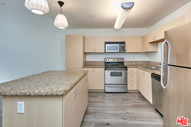 Foto del edificio - 630 W 6th St