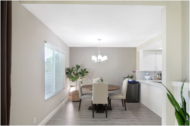 Building Photo - 2 Bedroom Condo In Malvern Creek!