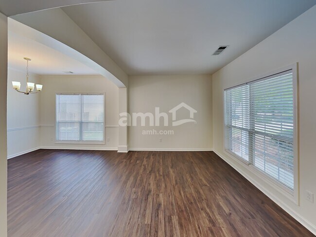 Building Photo - 1564 Silver Ridge Dr SW
