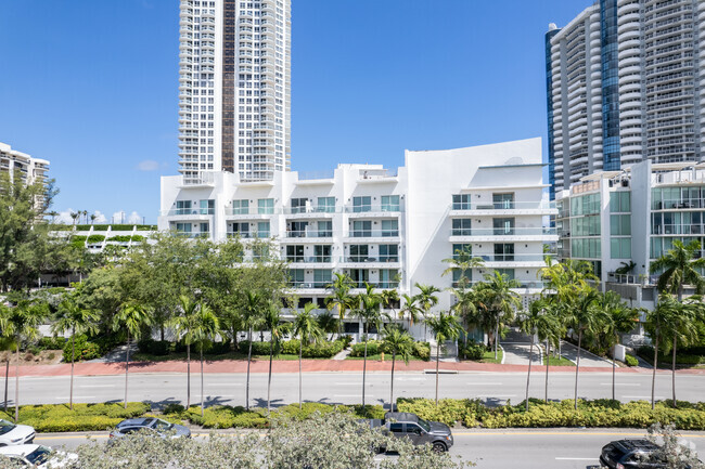 Building Photo - Casablanca Villas