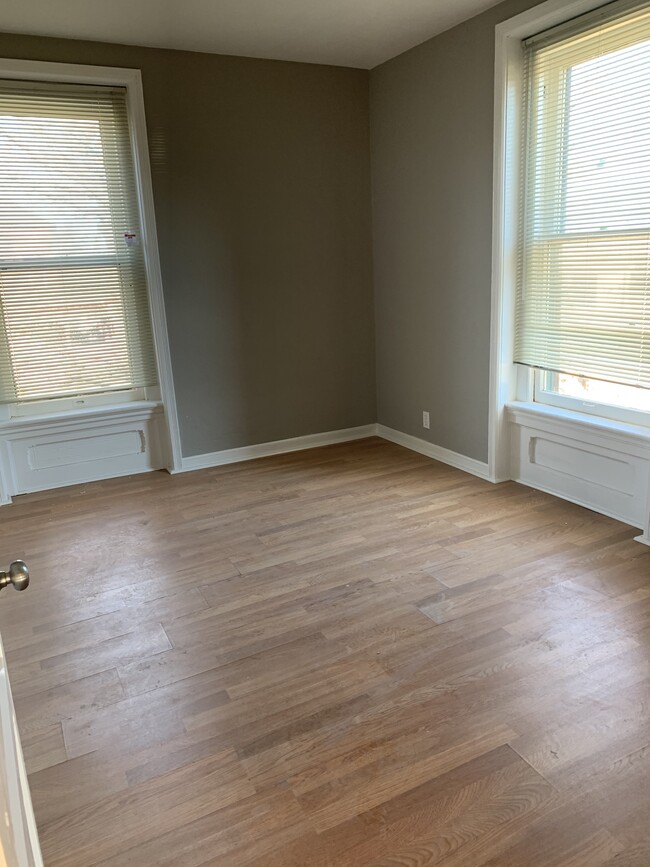 Living room - 1002 S National Ave