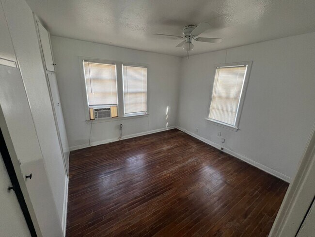 Building Photo - 2 Bed 1 Bath Home