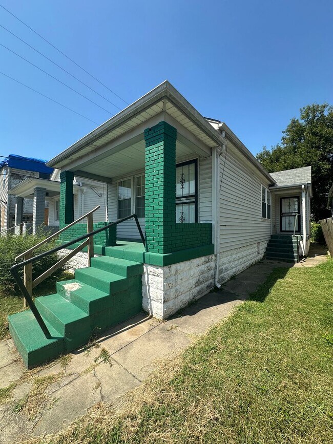 Building Photo - 2125 Dumesnil St