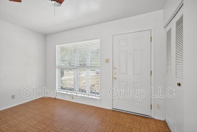 Foto del edificio - 121 Rosewood Dr
