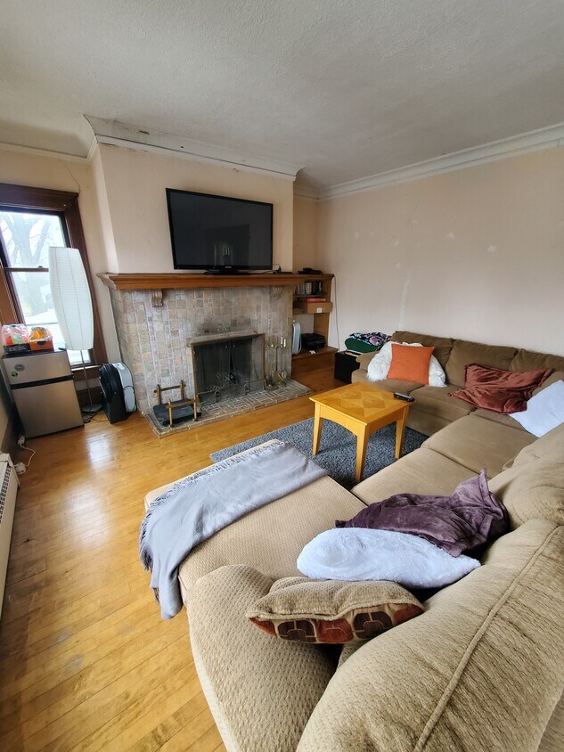 Primary Photo - Beautiful 3BED/1BATH East Side Upper Unit