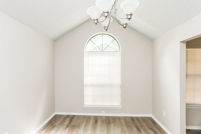 Building Photo - 2221 Collier Ct