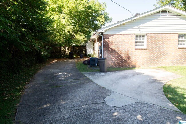 Building Photo - 3967 Montclair Rd