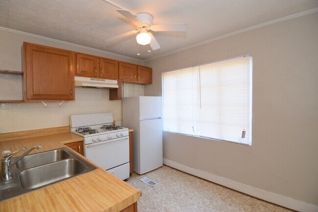 Building Photo - $850- Water Included in Rent - 1 Bedroom A...