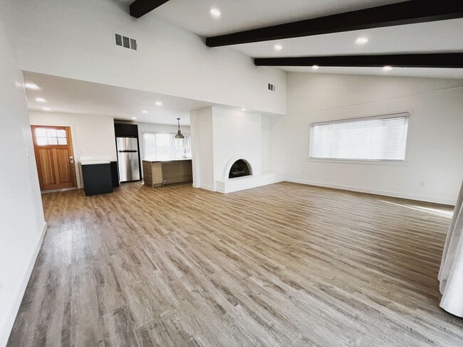 Building Photo - Luxurious Country Living Near the City – 4...