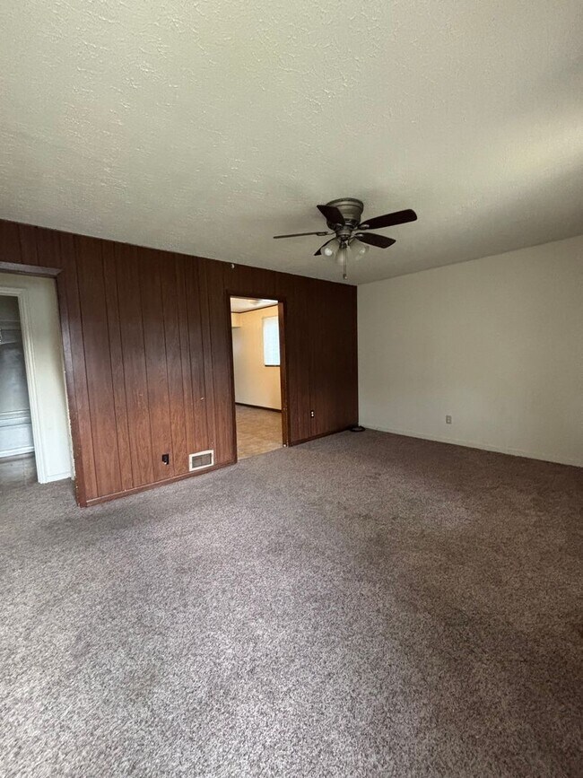 Building Photo - 2 Bedroom Home