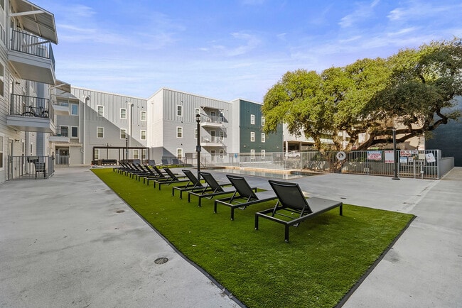 24-Longview-Apartments-Near-UT-Austin-Poolside-Lounge-Area - Z- 24 Longview