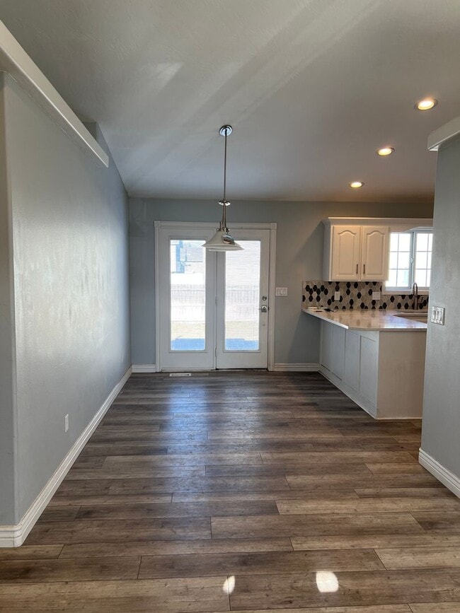 Building Photo - THIS IS A LEASE TAKEOVER - PLEASE CONTACT ...