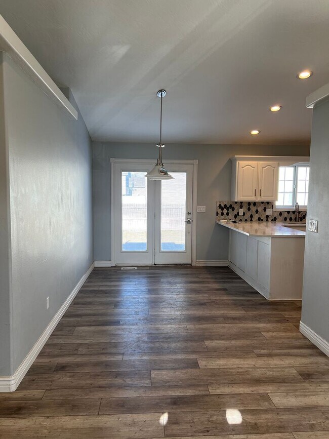 Foto del edificio - THIS IS A LEASE TAKEOVER - PLEASE CONTACT ...