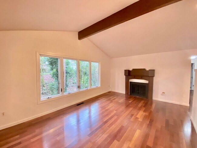 Building Photo - Recently Remodeled Home!