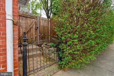 entrance to yard - 562 W Orange St