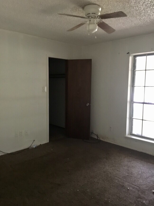 Building Photo - 110 Post Oak Ln