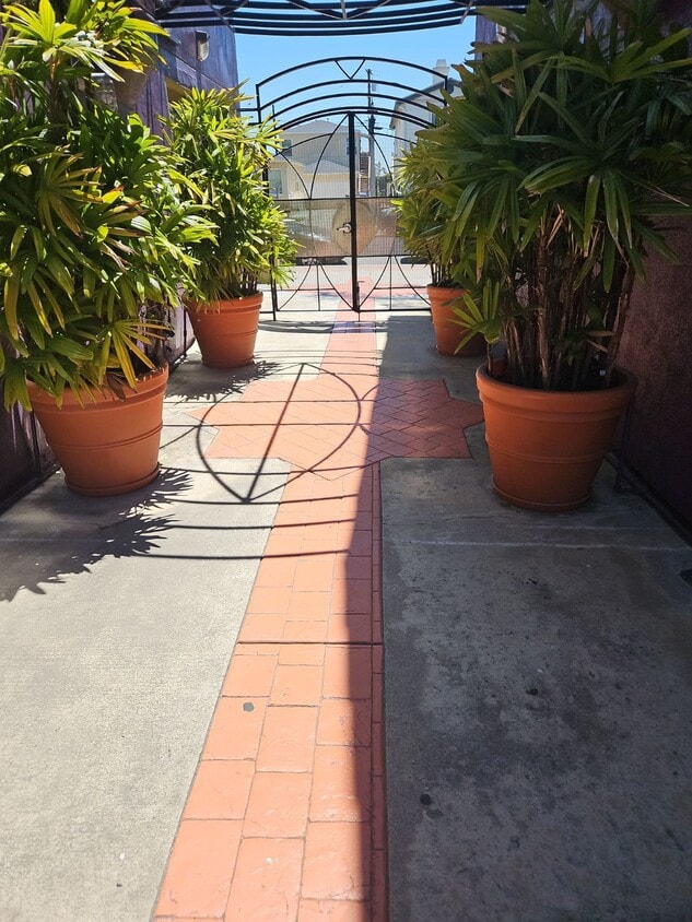 Foto principal - Beautifully renovated 2 bedroom 2 bath One car parking stall Laundry room onsite Courtyard Gated ...