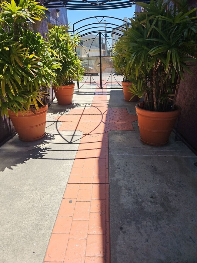 Building Photo - 4252 Van Dyke Ave