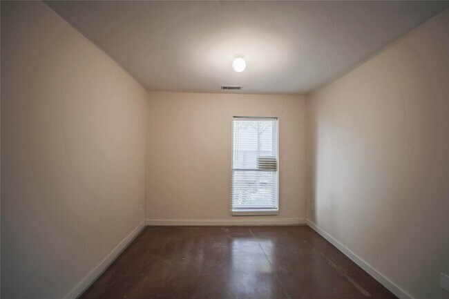 Foto del edificio - 6913 Yellowstone Way Dr