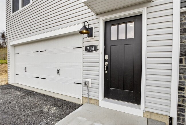 Building Photo - 704 Olivia St