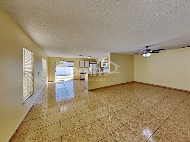 Building Photo - 3049 Holland Dr