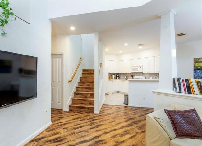 Building Photo - 81 Scarlet Woods Ct