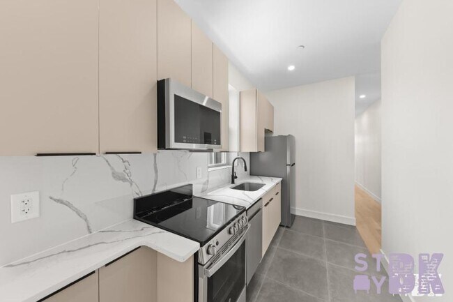 Foto del edificio - 3 bedroom in RIDGEWOOD NY 11385
