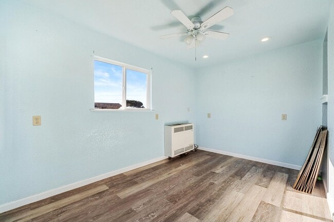 Building Photo - Charming Beach House!