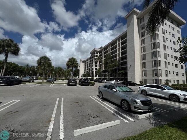 Building Photo - 3200 N Palm Aire Dr
