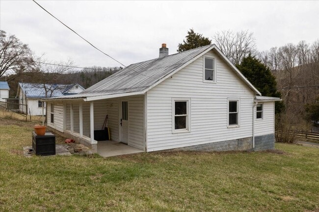 Building Photo - Cozy Living in a Convenient Christiansburg...