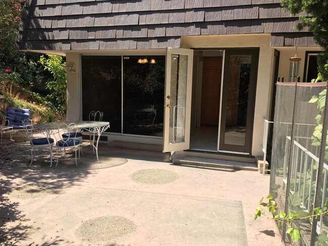 Acceso al exterior desde el comedor de desayuno. - 17218 Escalon Dr