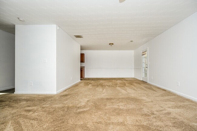 Building Photo - Bright Stockbridge Home